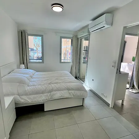 2 People Facing The Old Port Apartment