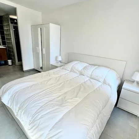 2 People Facing The Old Port Appartamento *