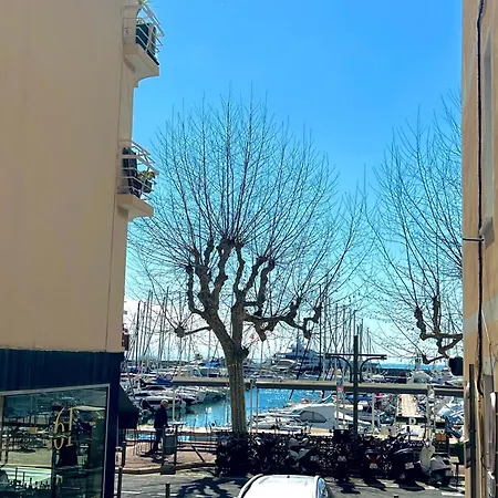 2 People Facing The Old Port * Golfe-Juan
