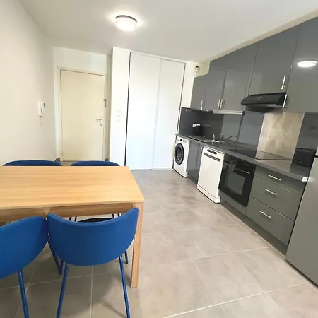 2 People Facing The Old Port Apartment *