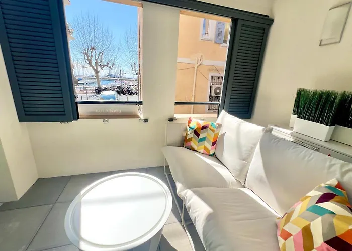 2 People Facing The Old Port جولْف جو